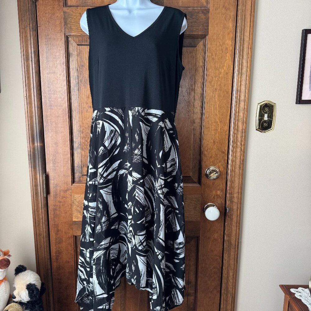 Truth+Style Black w/White Abstract Design Sleeveless Dress Petite Small